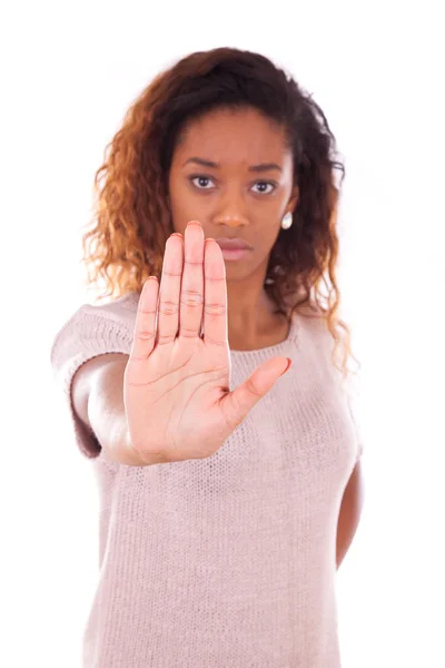 Olycklig ung afrikansk amerikan att göra stoppskylt med hennes hand pa — Stockfoto