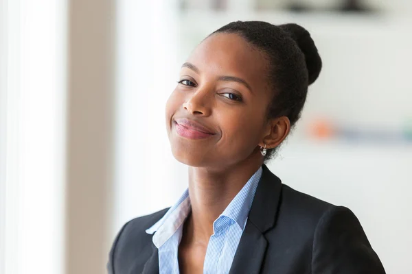 Retrato de una joven mujer de negocios afroamericana - Black peop —  Fotos de Stock