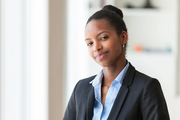 Porträtt av en ung amerikansk business woman - svart männis — Stockfoto