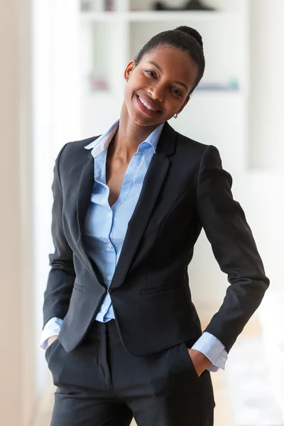 Portrait of a young African American business woman - Black peop — Stock Photo, Image