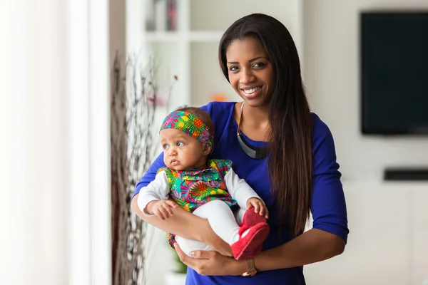 Jeune mère afro-américaine tenant avec son bébé fille — Photo