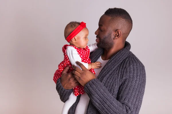 Jovem afro-americano pai segurando com seu bebê menina — Fotografia de Stock