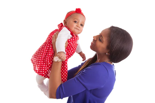 Молода афроамериканська мати бавиться зі своєю донечкою. — стокове фото