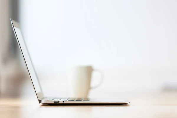 Laptop und Tasse Tee auf dem Boden im Wohnzimmer — Stockfoto