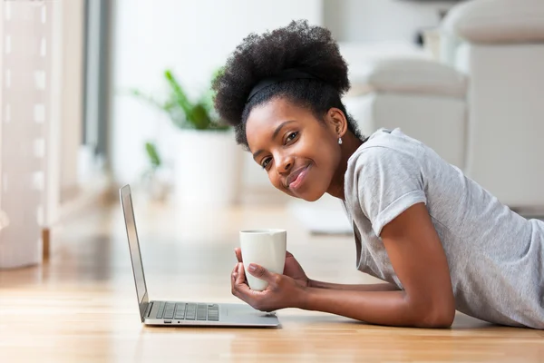 아프리카계 미국인 여자-그녀의 거실에서 노트북을 사용 하 여 블랙 — 스톡 사진