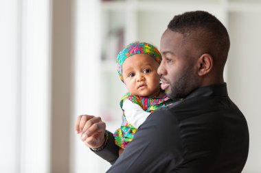 Genç Afro-Amerikan babası küçük kızıyla birlikte.