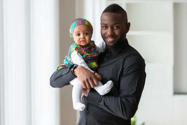 Mladá afro americká otec držení s ji dítě dívka — Stock fotografie