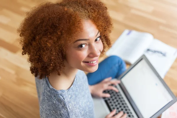 Estudante afro-americano menina usando um laptop — Fotografia de Stock