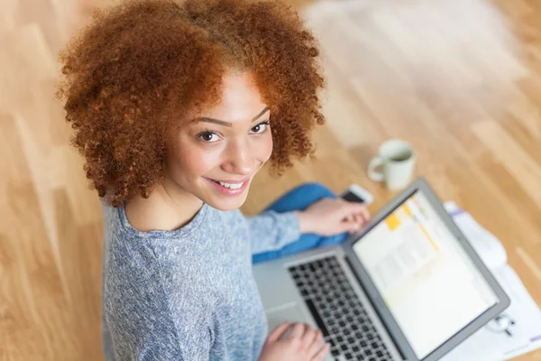 Estudante afro-americano menina usando um laptop — Fotografia de Stock