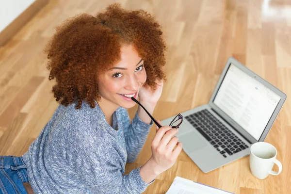 African American student girl using a laptop — Stock Image African American student girl using a laptop Royalty Free Stock Images