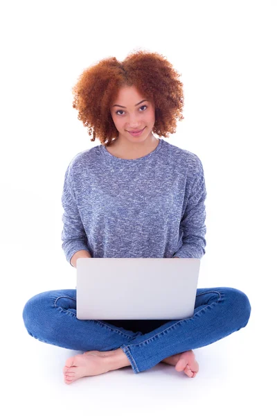 Estudante afro-americano menina usando um laptop — Fotografia de Stock