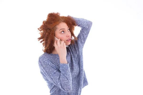 Mujer afroamericana haciendo una llamada telefónica — Foto de Stock