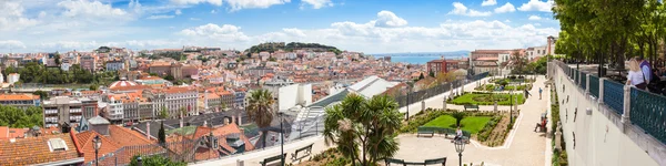 Vista panorâmica do telhado de Lisboa a partir de São Pedro de Alcantara — Fotografia de Stock