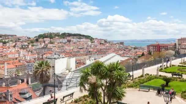 Timelapse van Lissabon op het dak van Sao Pedro de Alcantara gezichtspunt - Miradouro — Stockvideo