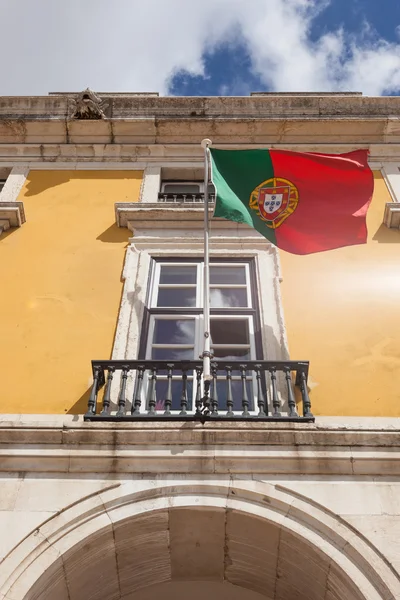 Portugal vlag zwaaien op de wind aan de voorkant een administratieve buil — Stockfoto