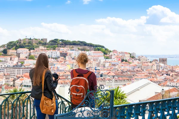 Turista assistindo a Lisboa telhado de São Pedro de Alcantara v — Fotografia de Stock