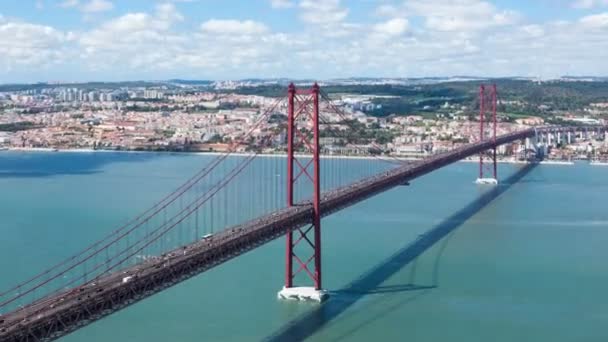 Zeitraffer von 25 de abril (april) brücke in lisbon - portugal - uhd — Stockvideo