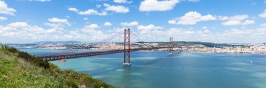 Lizbon - Portuga 25 de Nisan (Nisan) Köprüsü'nün panoramik görünüm