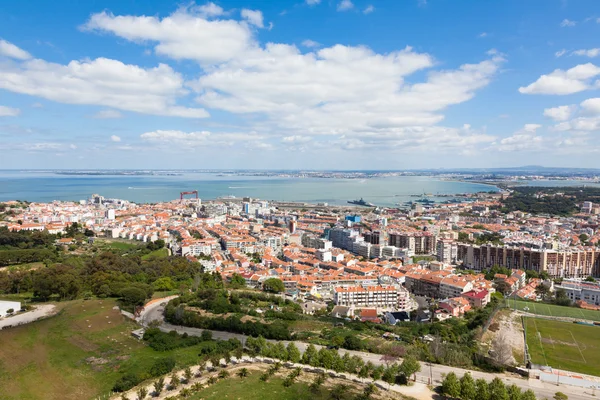 A légi felvétel a Almada tetőtéri Christo Rei Statue — Stock Fotó