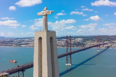 Havadan görünümü İsa Mesih için Lizbon şehir izlerken anıt
