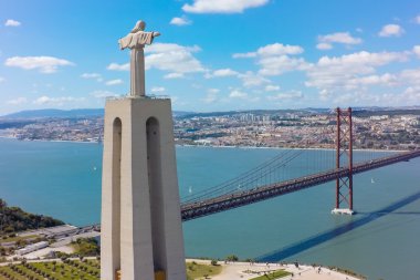 Havadan görünümü İsa Mesih için Lizbon şehir izlerken anıt