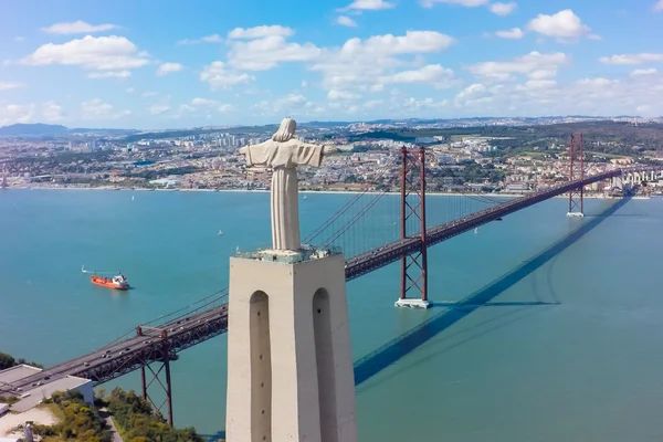 Luchtfoto Jezus Christus monument kijken naar Lissabon city — Stockfoto