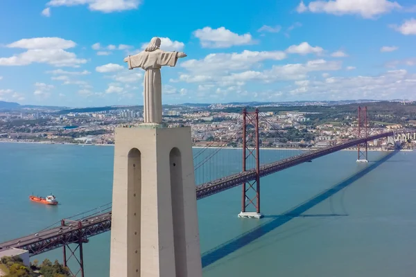 Luchtfoto Jezus Christus monument kijken naar Lissabon city — Stockfoto