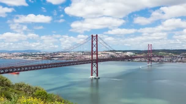 Zeitraffer der 25 de abril (april) brücke in lisbon — Stockvideo