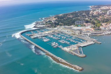Lizbon yakınındaki Cascais şeridinin havadan görünümü