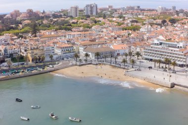 Lizbon yakınındaki Cascais şeridinin havadan görünümü