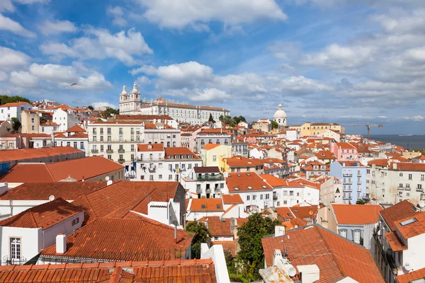 Telhado de Lisboa do miradouro de Portas do sol — Fotografia de Stock