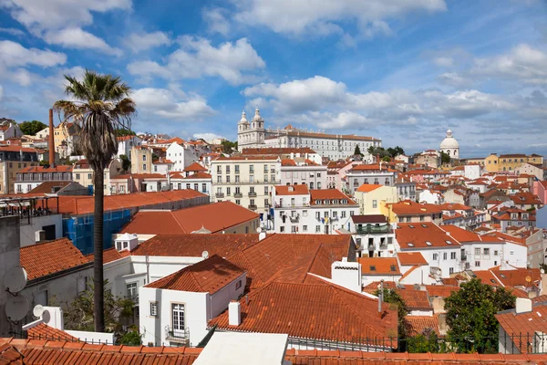 Telhado de Lisboa do miradouro de Portas do sol — Fotografia de Stock