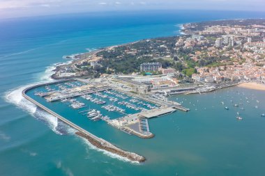 Portekiz'de Lizbon yakınındaki Cascais şeridinin havadan görünümü