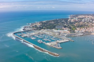 Portekiz'de Lizbon yakınındaki Cascais şeridinin havadan görünümü