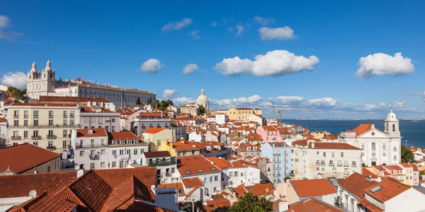 Vista panorâmica do telhado de Lisboa a partir do miradouro de Portas do sol — Fotografia de Stock
