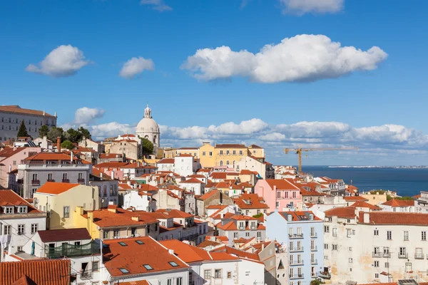 Telhado de Lisboa a partir do miradouro Portas do sol — Fotografia de Stock