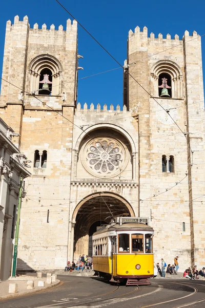 Berömda gula 28 spårvagnar i Lissabon — Stockfoto