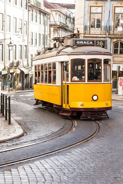 Berühmte gelbe straßenbahn 28 von lisbon — Stockfoto