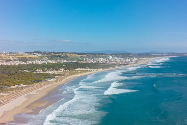Vista aérea da costa caparica praia costeira em Lisboa, Portugal — Fotografia de Stock