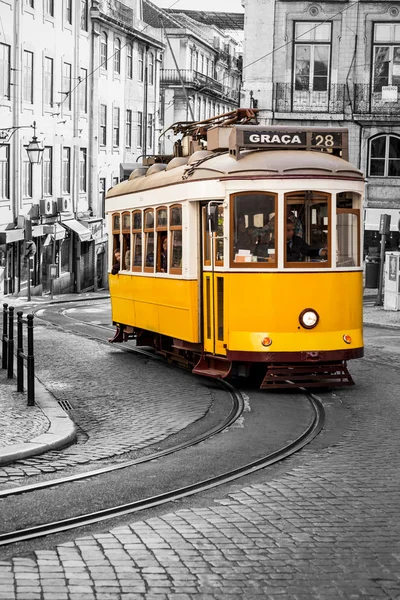 Lizbon ünlü sarı 28 tramvay hattı — Stok fotoğraf