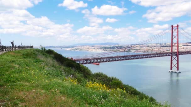 Ansicht der Brücke 25 de abril (april) in Lissabon — Stockvideo