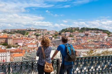 Lizbon çatı için Sao Pedro de Alcantara izlerken turizm