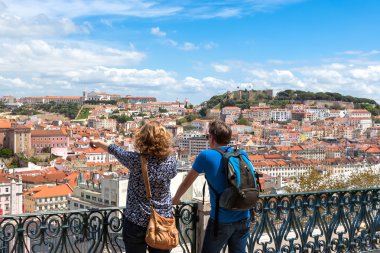 Lizbon çatı için Sao Pedro de Alcantara izlerken turizm