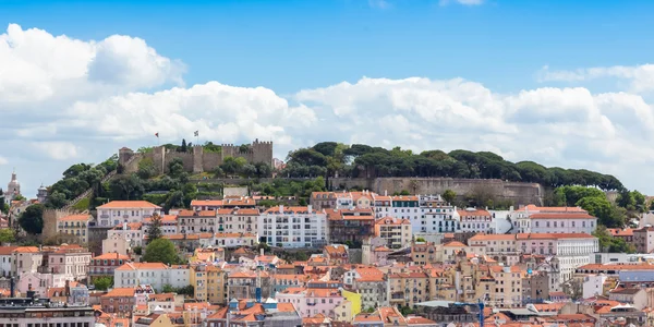 Lissabonin Pyhän Jorgen linna Sao Pedro de Alcantaran näkökulmasta — kuvapankkivalokuva