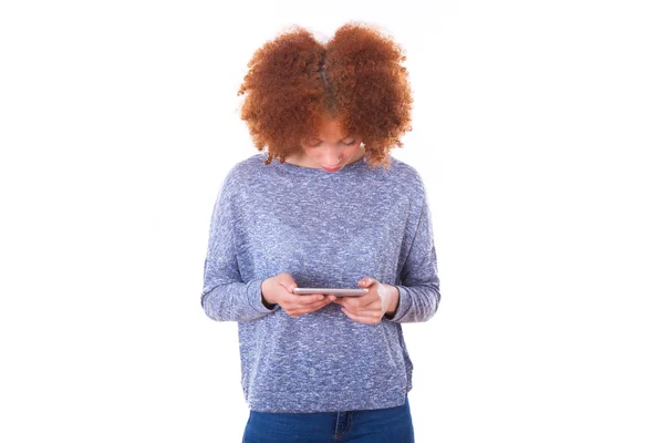 African American woman skicka ett textmeddelande på sin telefon — Stockfoto