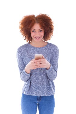 Afrikalı-Amerikalı kadın ona telefon kısa mesaj gönderme