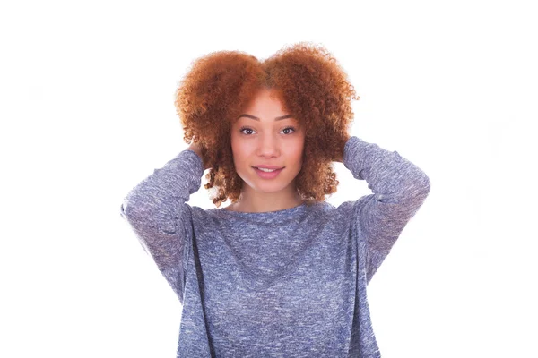 Africano americano adolescente menina segurando seu cabelo encaracolado isol — Fotografia de Stock