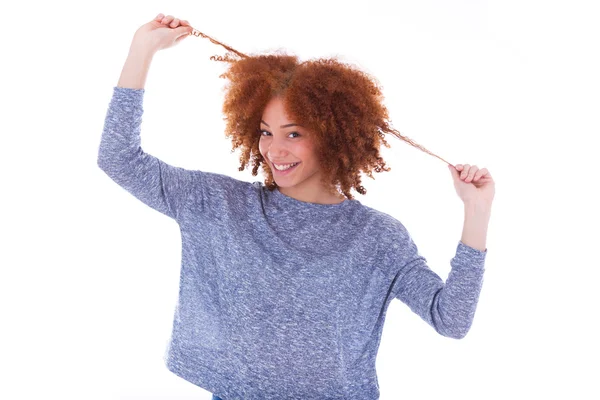 Afrikalı-Amerikalı genç kız onun kıvırcık saçlı isol holding — Stok fotoğraf