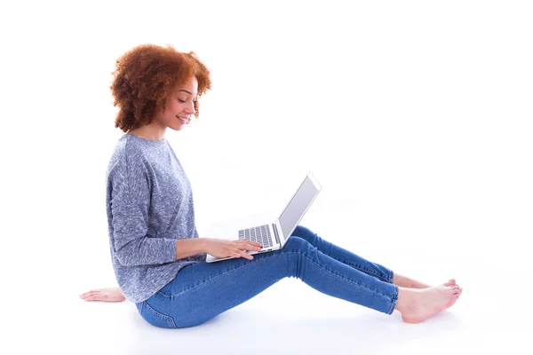 Nero afroamericano studente ragazza utilizzando un computer portatile — Foto Stock