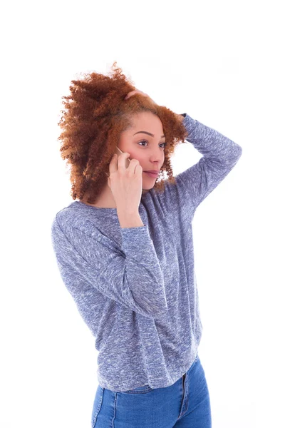 Femme faisant un appel téléphonique sur son téléphone — Photo